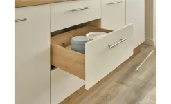 Küchenzeile mit E-Geräte